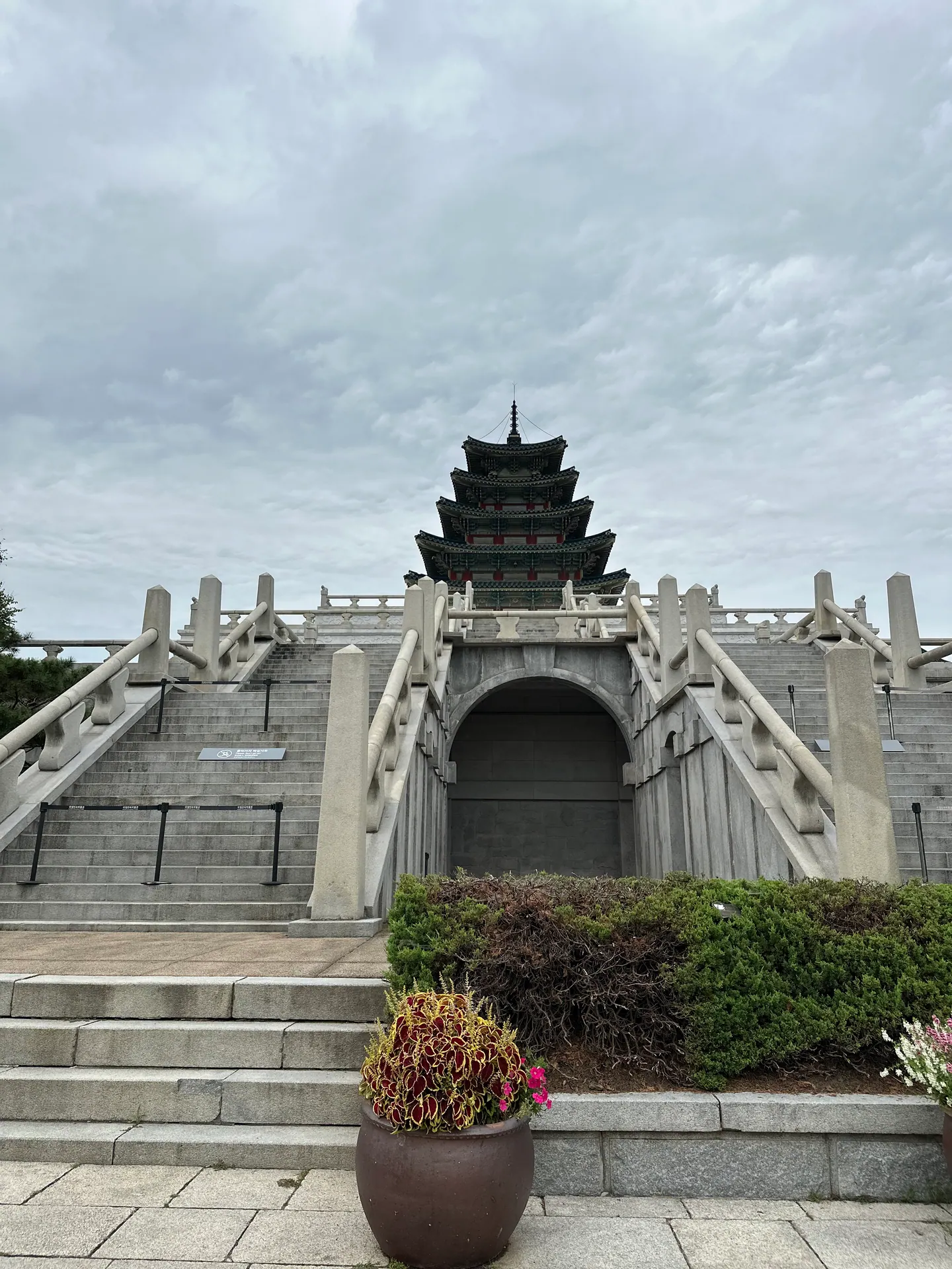 Pagoda tradicional coreana de varios niveles en el complejo del Palacio Gyeongbokgung en Seúl, con un pequeño jardín al pie