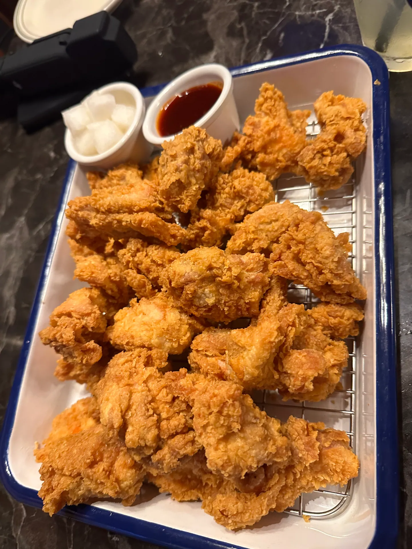 Bandeja de pollo frito coreano Golden Olive de BBQ Chicken servida en Seúl, acompañada de salsa picante y cubos de rábano daikon
