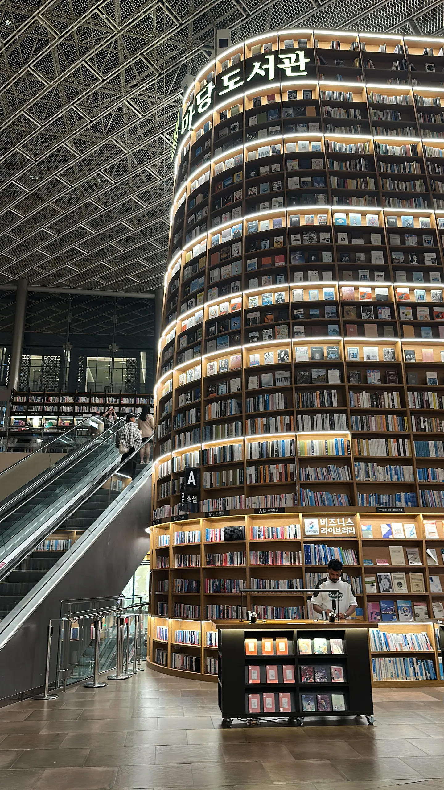 Interior de la Starfield Library en el COEX Mall de Seúl, con sus estanterías iluminadas de varios pisos repletas de libros