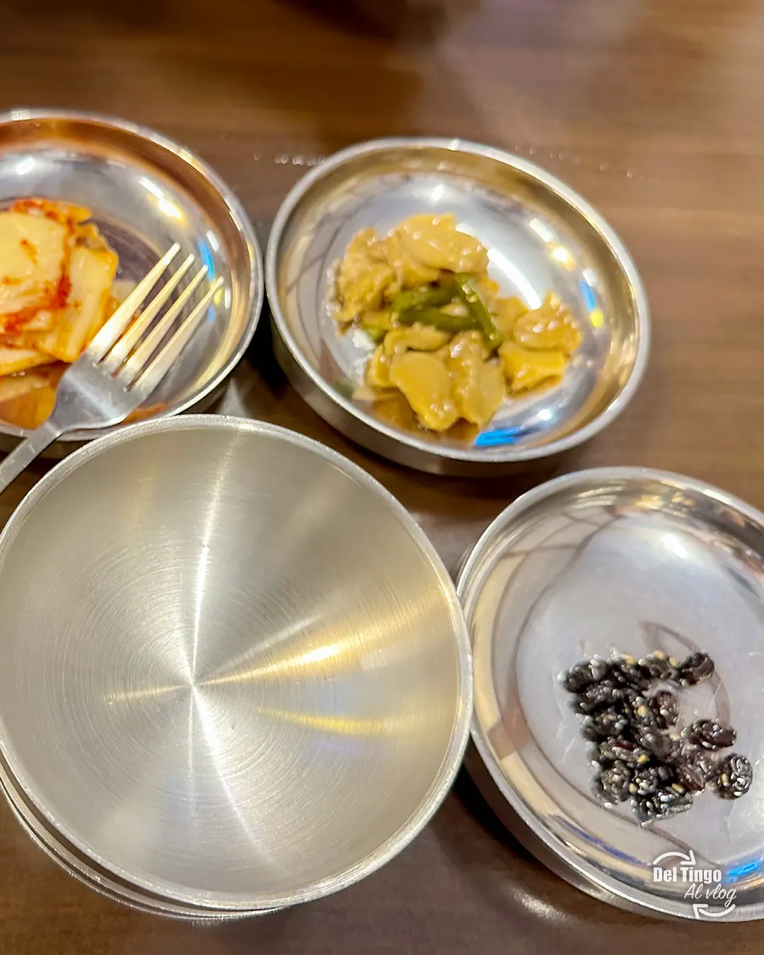 La variedad de banchan ocupa buena parte de la mesa y cambia cada bocado.