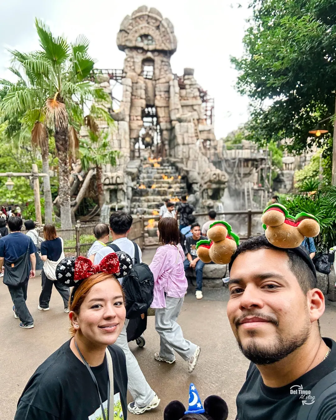 Pabel y Rebe frente a las ruinas de Lost River Delta en Tokyo DisneySea.
