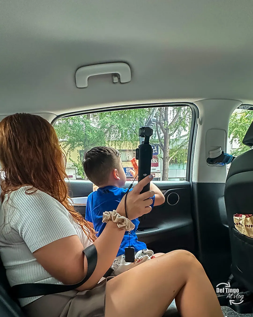 Familia viajando en el asiento trasero de un taxi en Seúl.