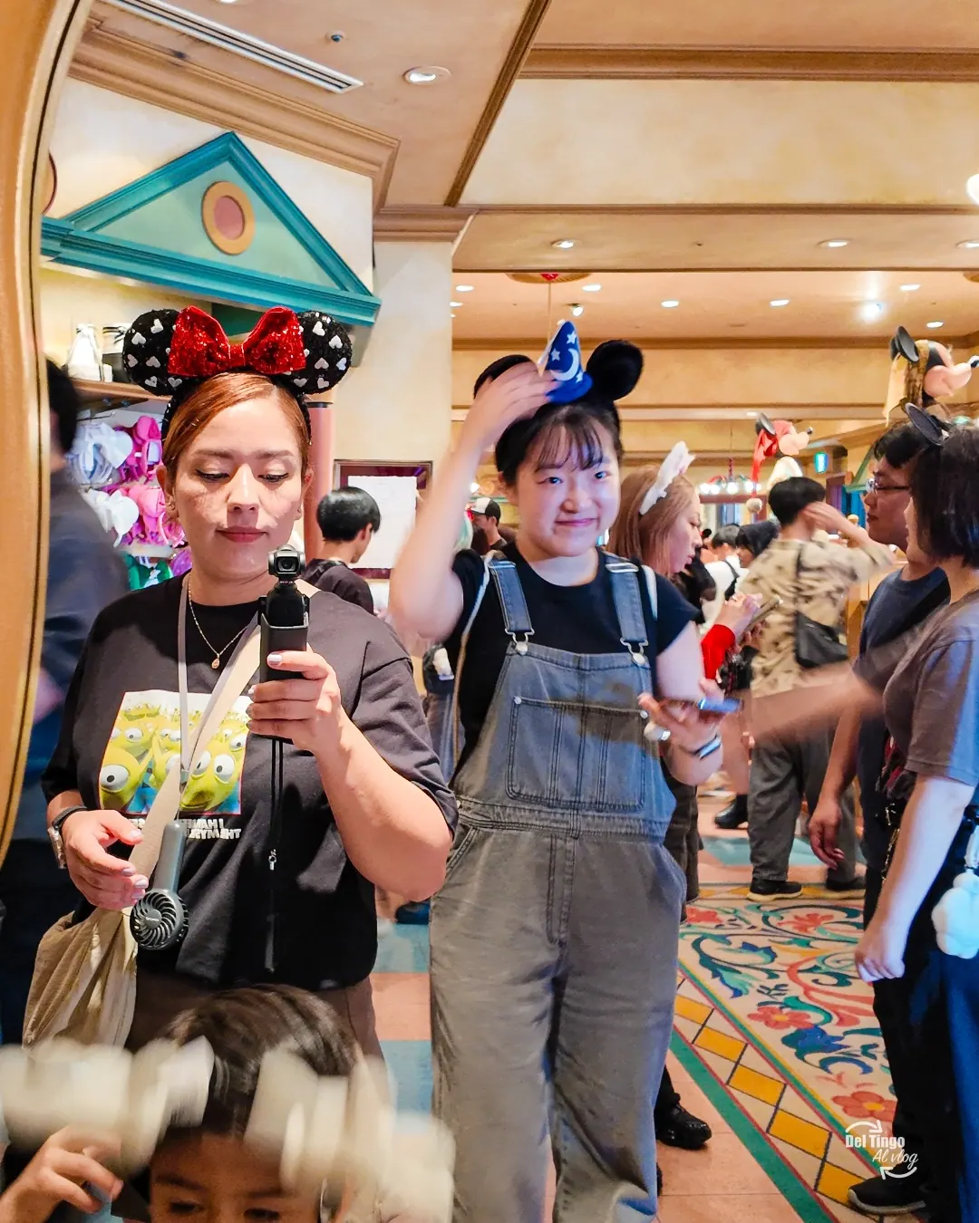 Rebe con orejitas de Minnie dentro de una tienda de Tokyo DisneySea.