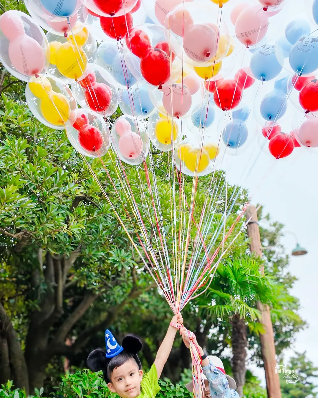 Detalle de globos transparentes de Mickey Mouse en Tokyo DisneySea.