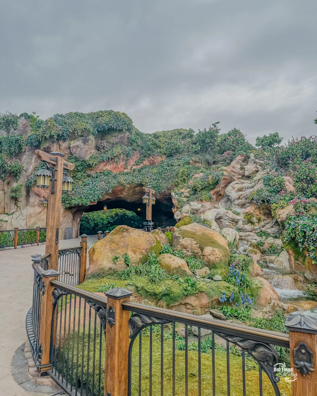 Entrada rocosa de Fantasy Springs en Tokyo DisneySea.
