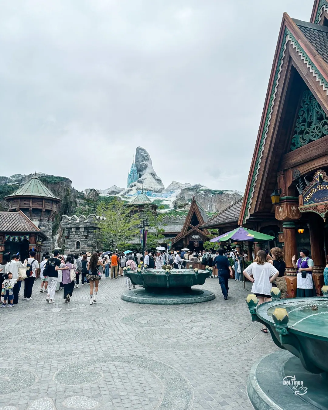 Castillo y montaña de Arendelle en Fantasy Springs, Tokyo DisneySea.