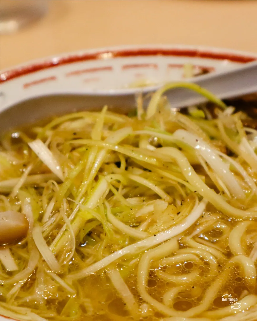 Primer plano de ramen con cerdo y cebollín en Tokio.