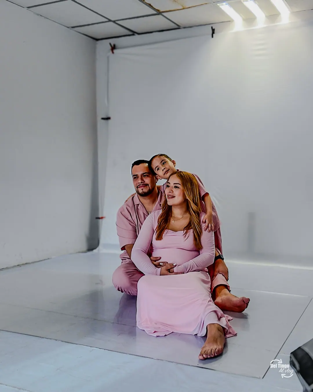 Entre toma y toma: los micrófonos, las luces y el desorden normal de una sesión que en la foto final no se ve