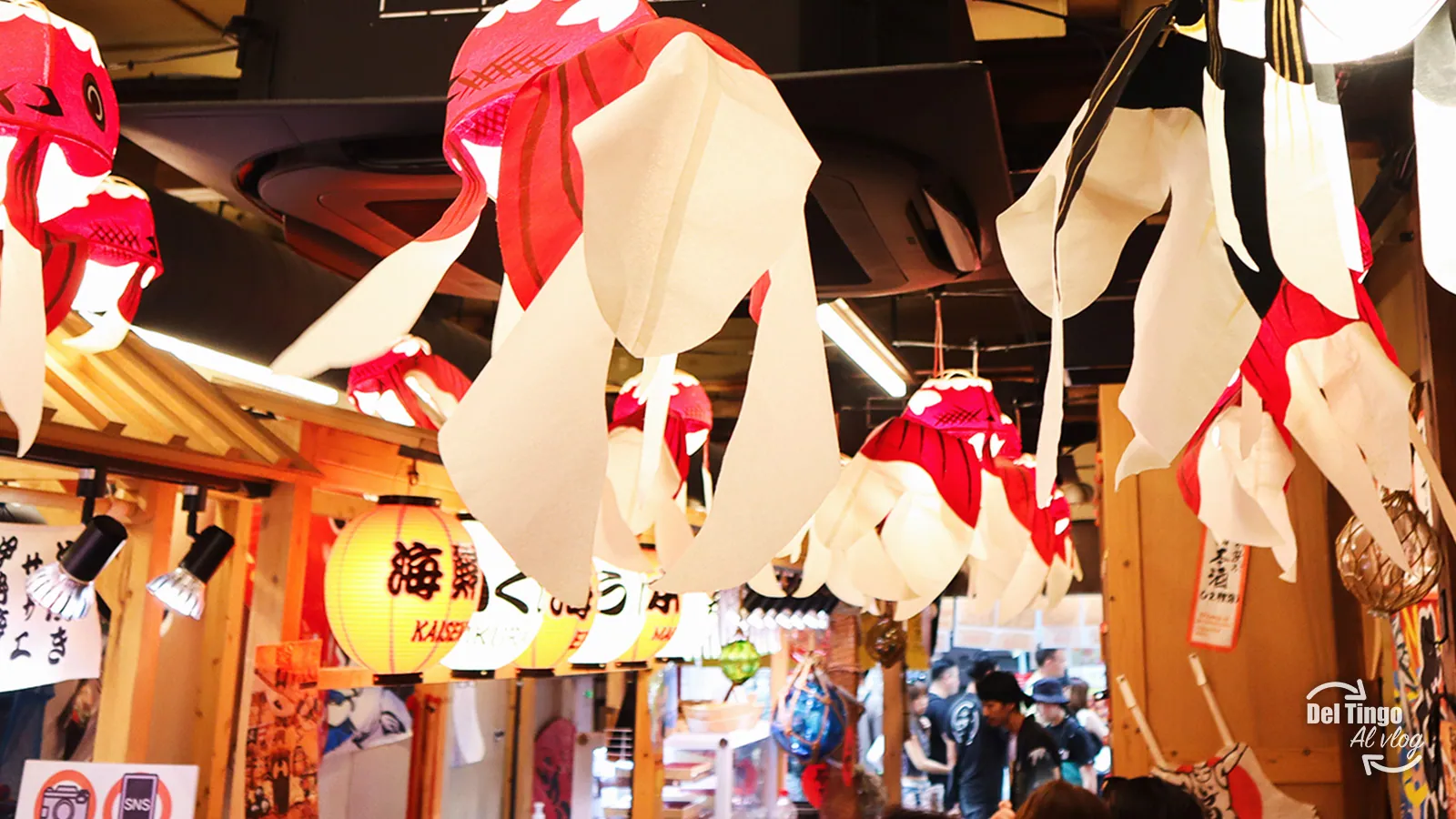 El pasillo del mercado Kuromon con sus koinobori y farolillos colgando