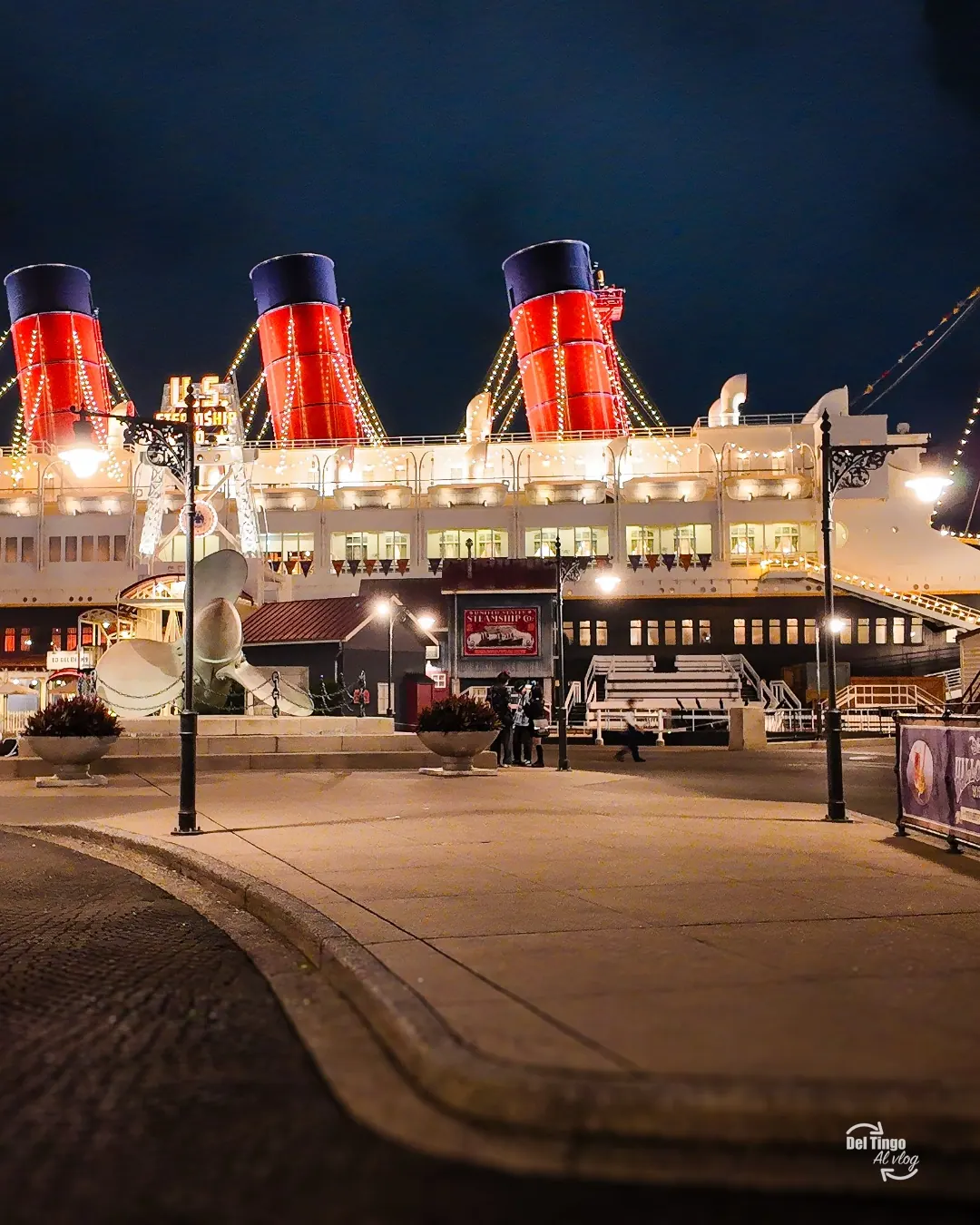 S.S. Columbia iluminado de noche en Tokyo DisneySea.