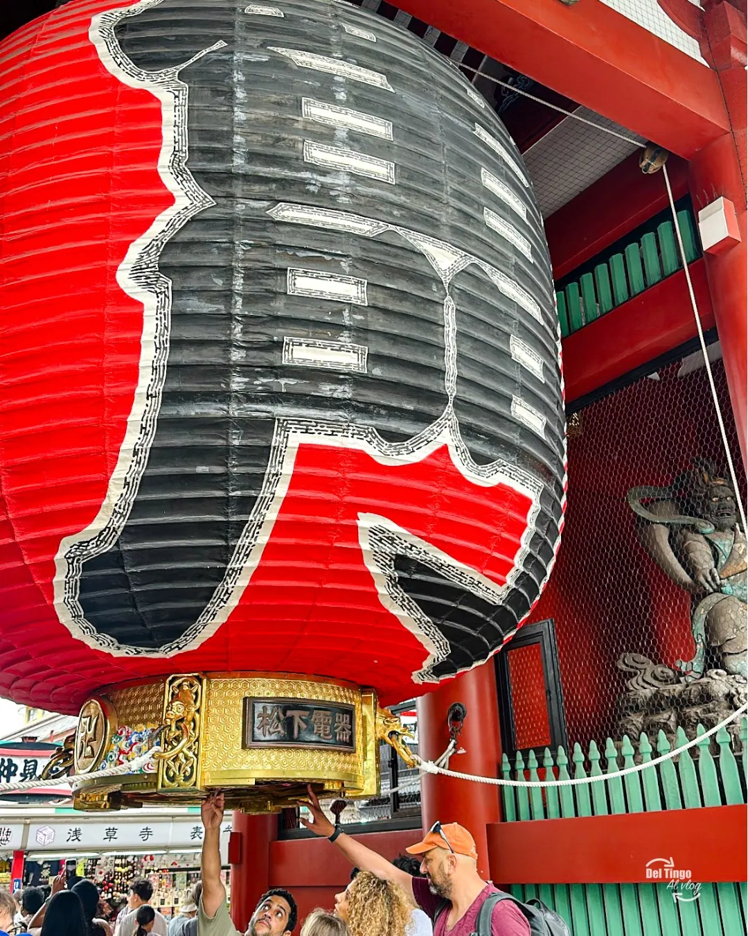 La Kaminarimon con su farol gigante: el punto donde arranca todo el recorrido de compras