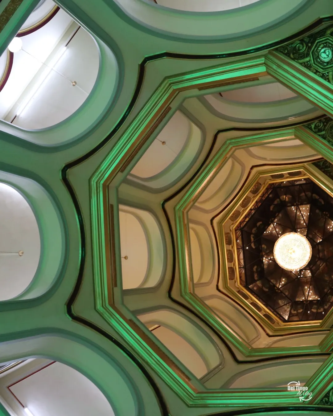 foto_276: cúpula del Palacio Nacional de Medellín con iluminación verde y candelabro central