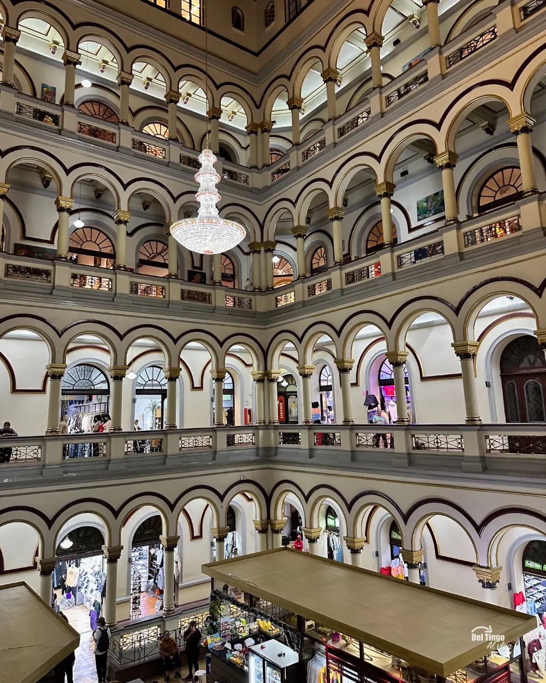 Los arcos, molduras y detalles dorados conservan el carácter monumental del antiguo Palacio Nacional.
