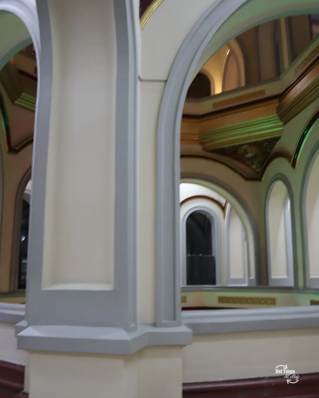 foto_284: galería de arcos del Palacio Nacional de Medellín con iluminación verde y ámbar