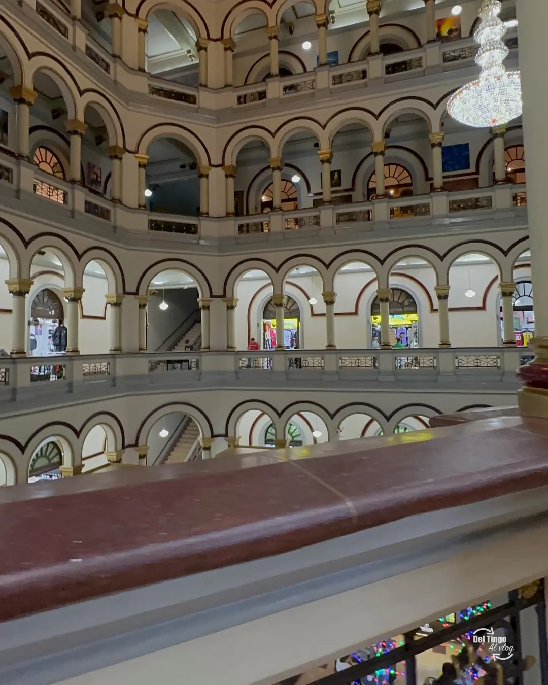 El patio interior del Palacio Nacional permite ver sus distintos niveles, arcos y locales comerciales.