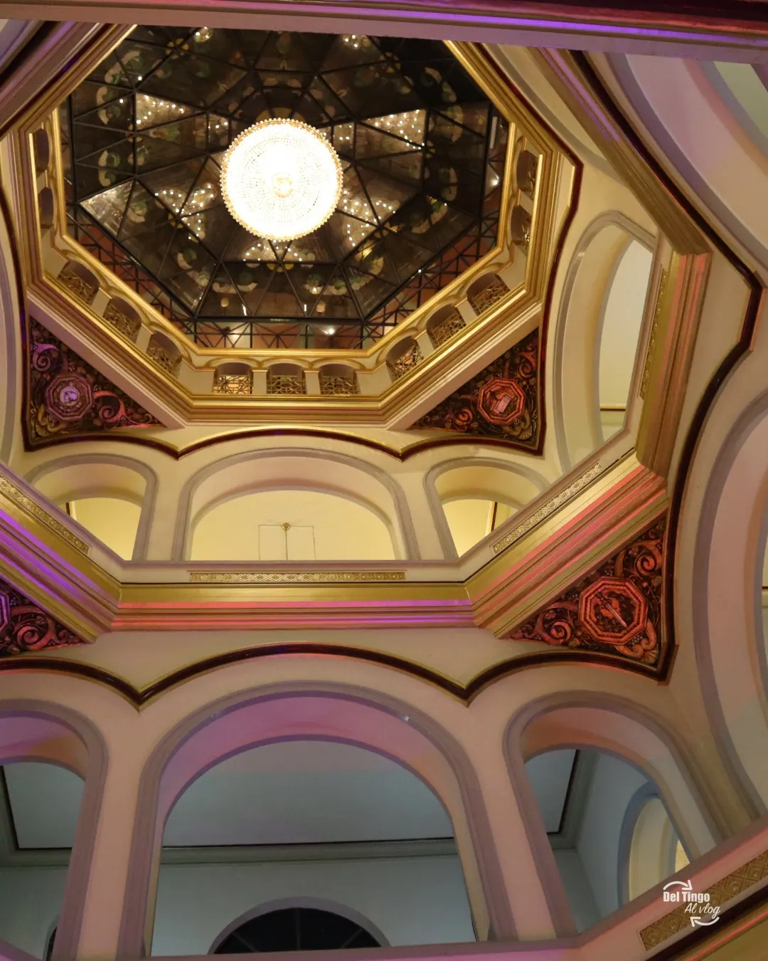 foto_288: cúpula y pechinas del Palacio Nacional de Medellín con luz magenta