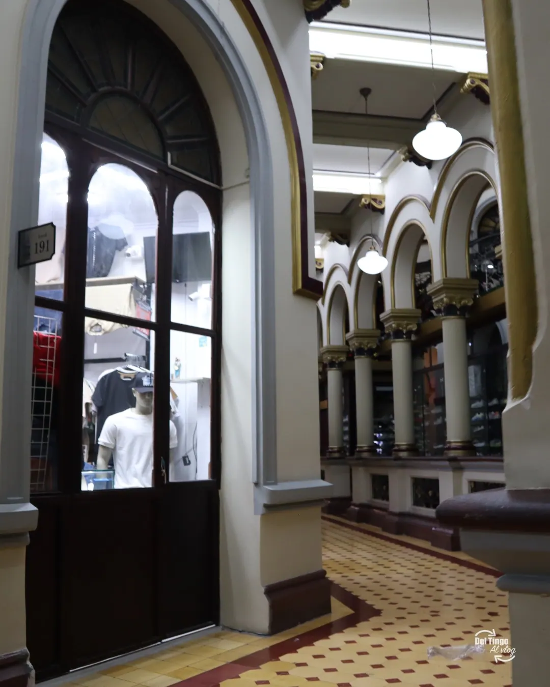 foto_313: arcos históricos y locales comerciales dentro del Palacio Nacional de Medellín