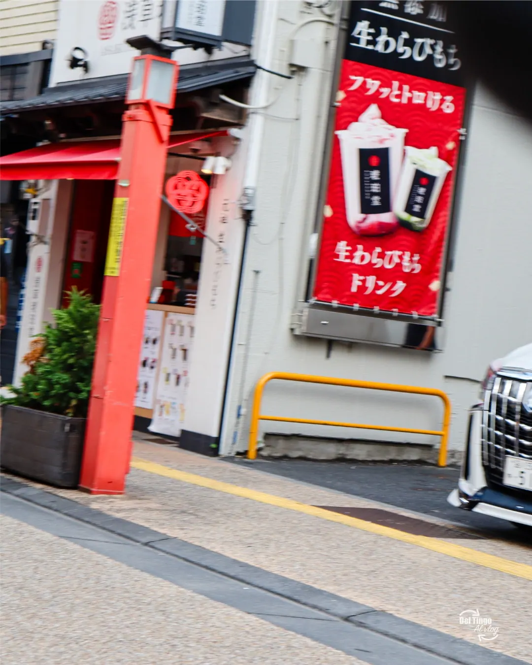 Así se ven las fachadas de las tiendas de dulces en el recorrido por Asakusa: no tienes que desviarte a buscarlas