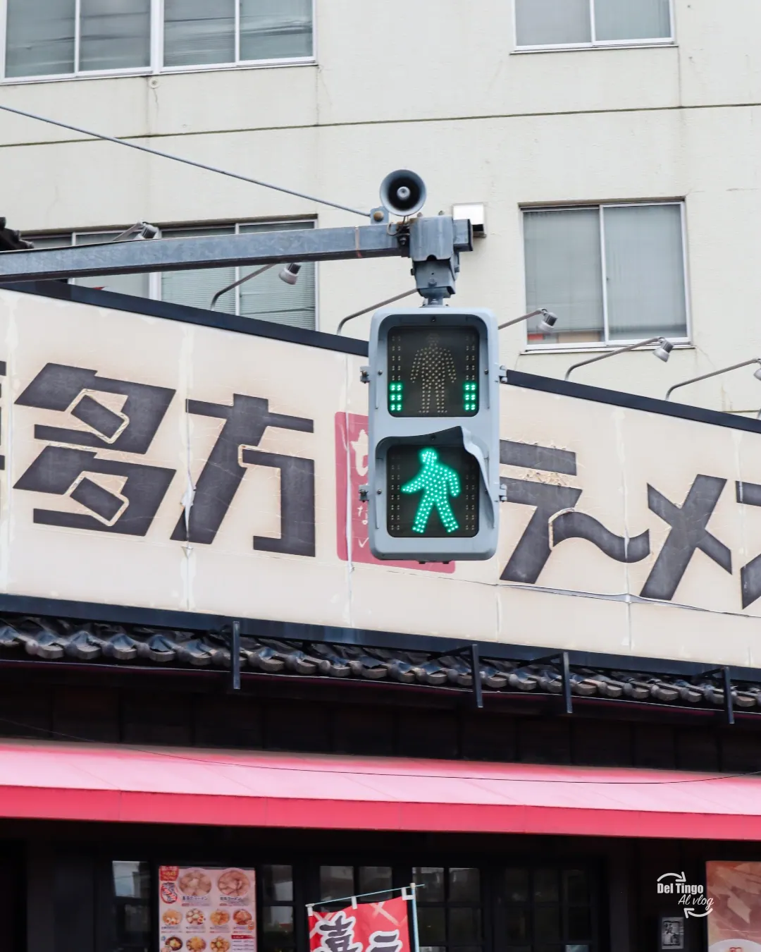 Así se anuncian los locales de ramen: letrero enorme sobre la entrada y el menú con fotos abajo