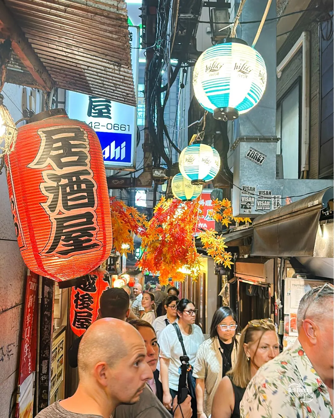 foto_43 — callejón de izakaya en Shinjuku, atmósfera de humo y linternas