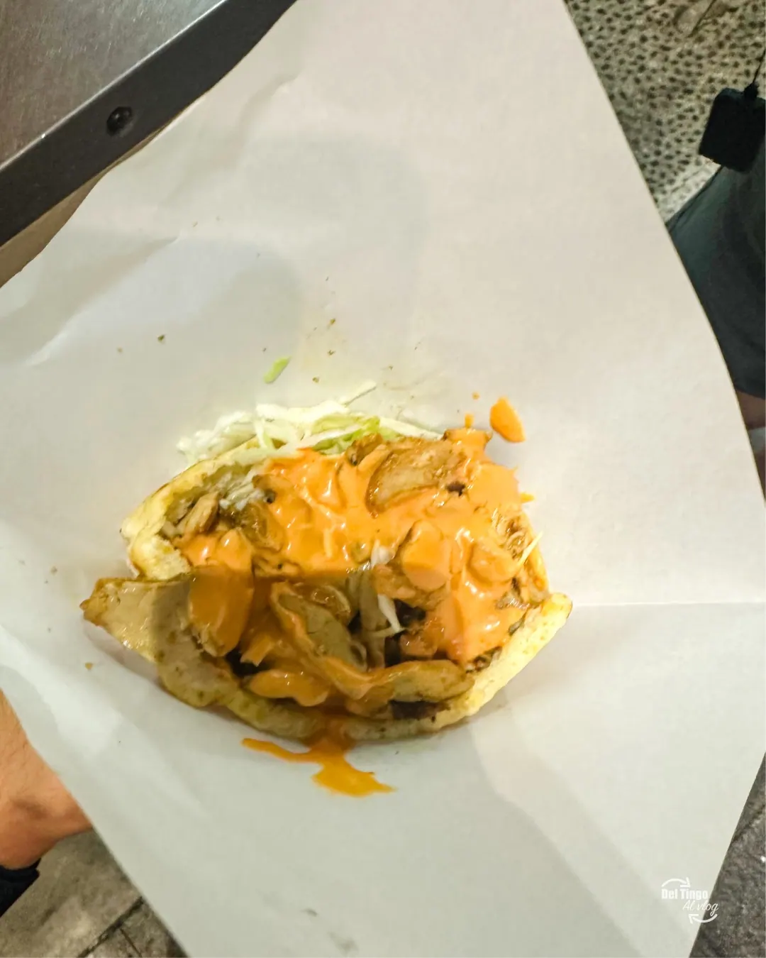 Comida callejera de Shinjuku en mano: se come de pie y en el momento