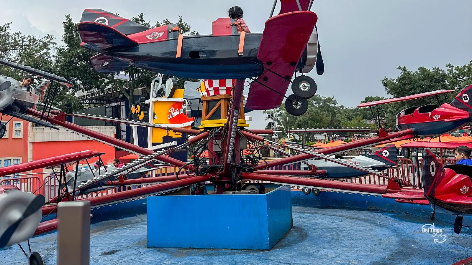 Cómo combinar juegos infantiles y extremos en Six Flags sin dividir el día familiar