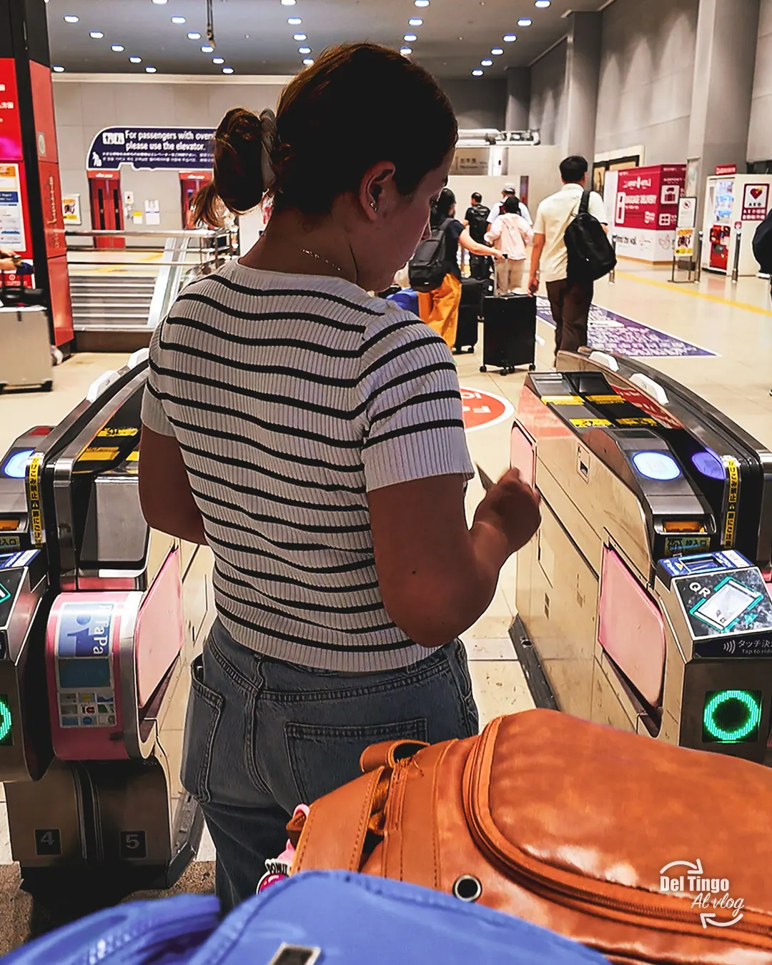 Viajero usando tarjeta ICOCA en torniquetes de transporte público en Japón