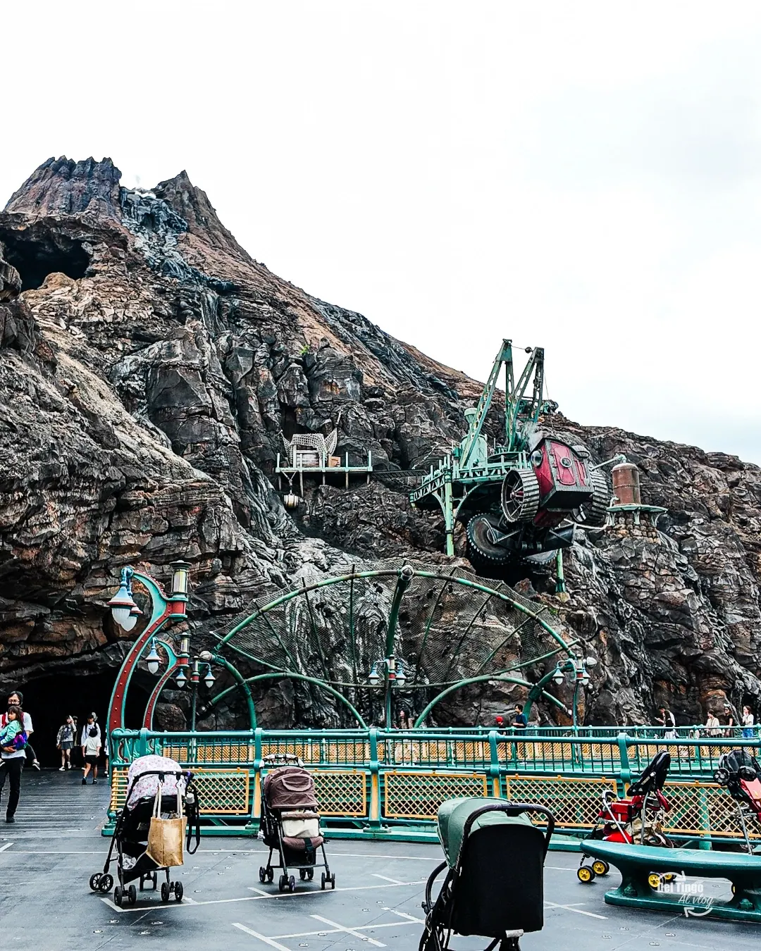 Mysterious Island y el volcán: caminar el parque es justo lo que lo hace distinto a un Disney clásico