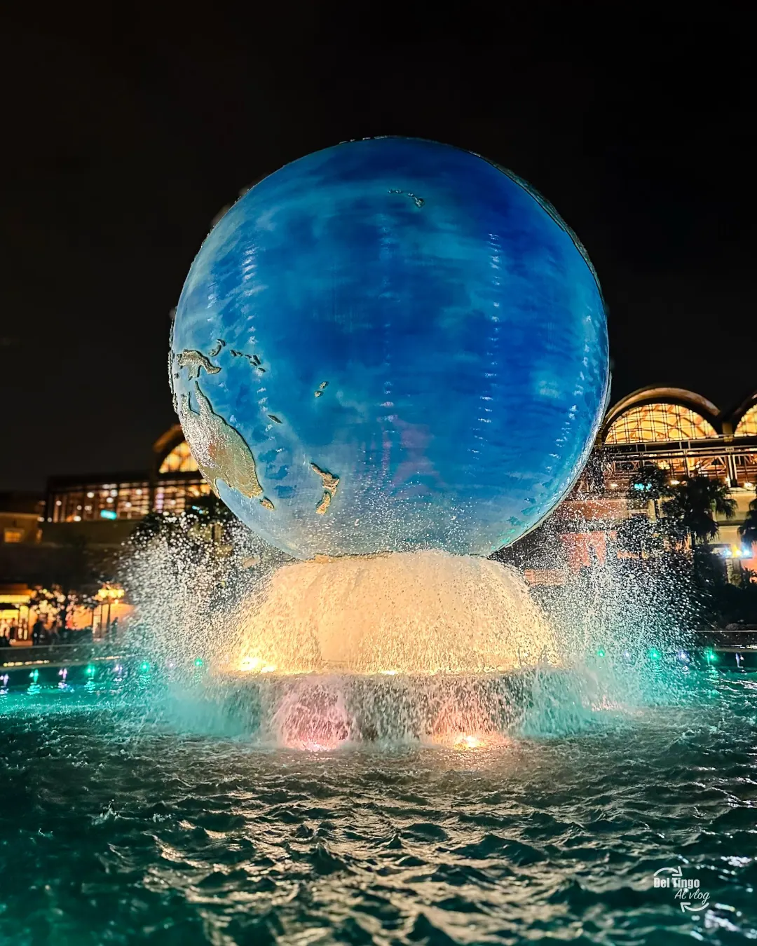 La misma AquaSphere de la entrada, ya de noche e iluminada: así se cierra el día