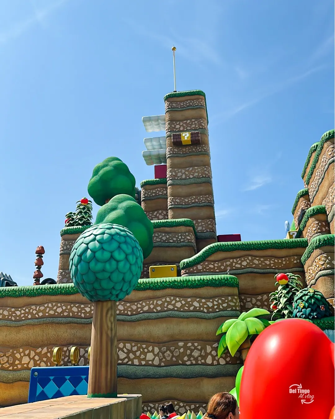 Acceso a Super Nintendo World con los colores de Mario en Universal Studios Japan