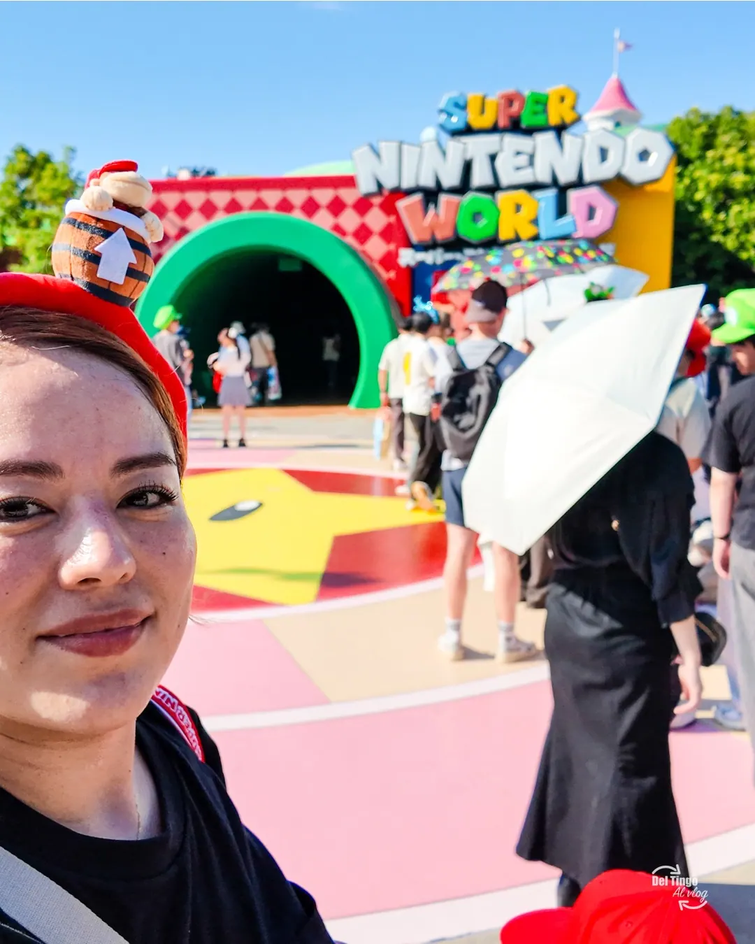 Vista de Super Nintendo World con los bloques de Mario y colores vibrantes