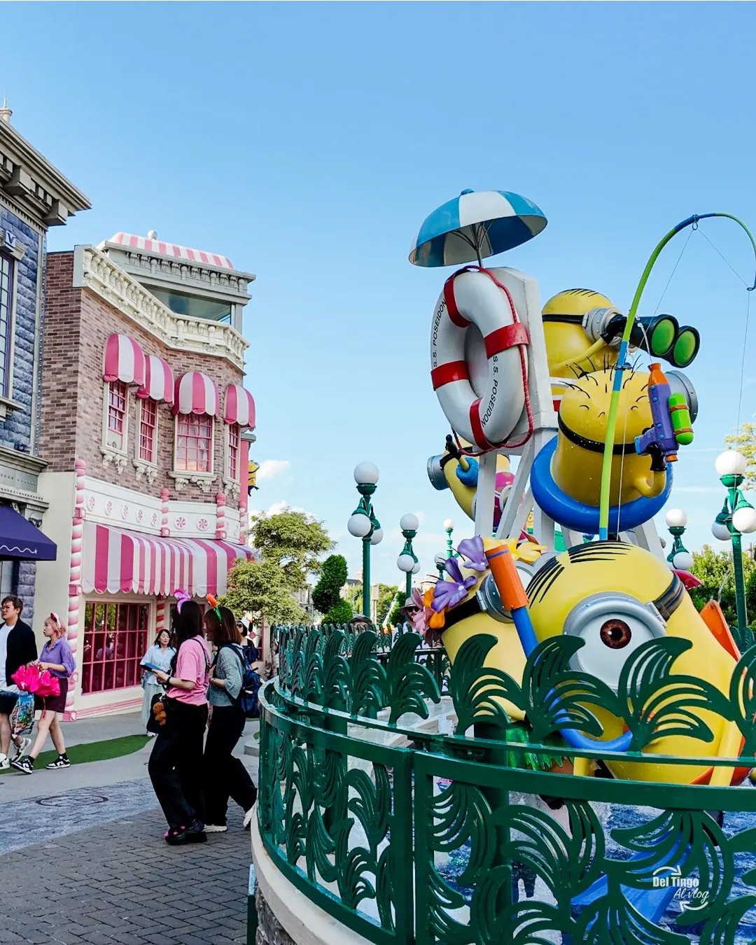 Familia revisando presupuesto de Universal Studios Japan
