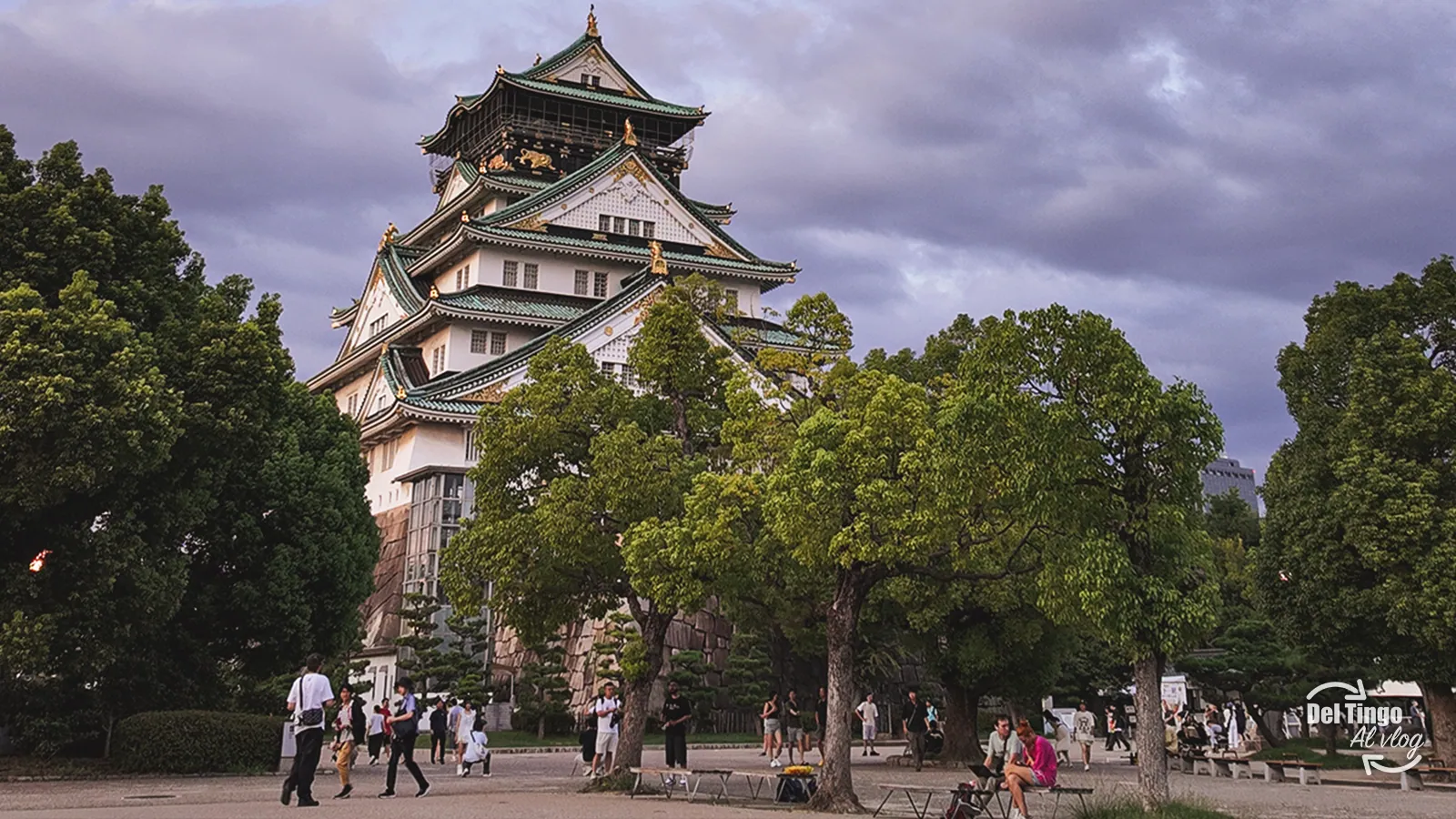 Castillo de Osaka visto desde el parque