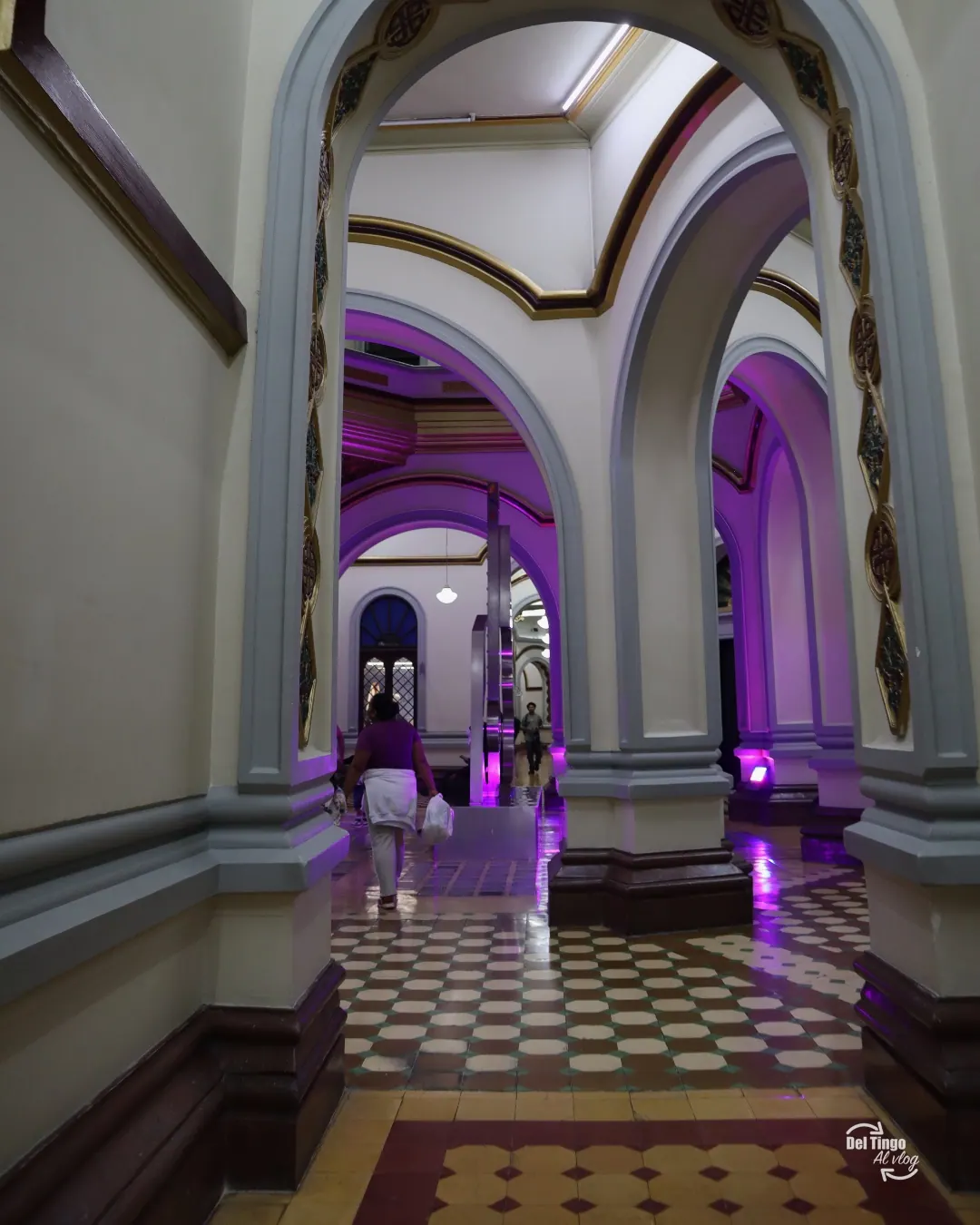 foto_314: arcos en fuga y piso en damero dentro del Palacio Nacional de Medellín