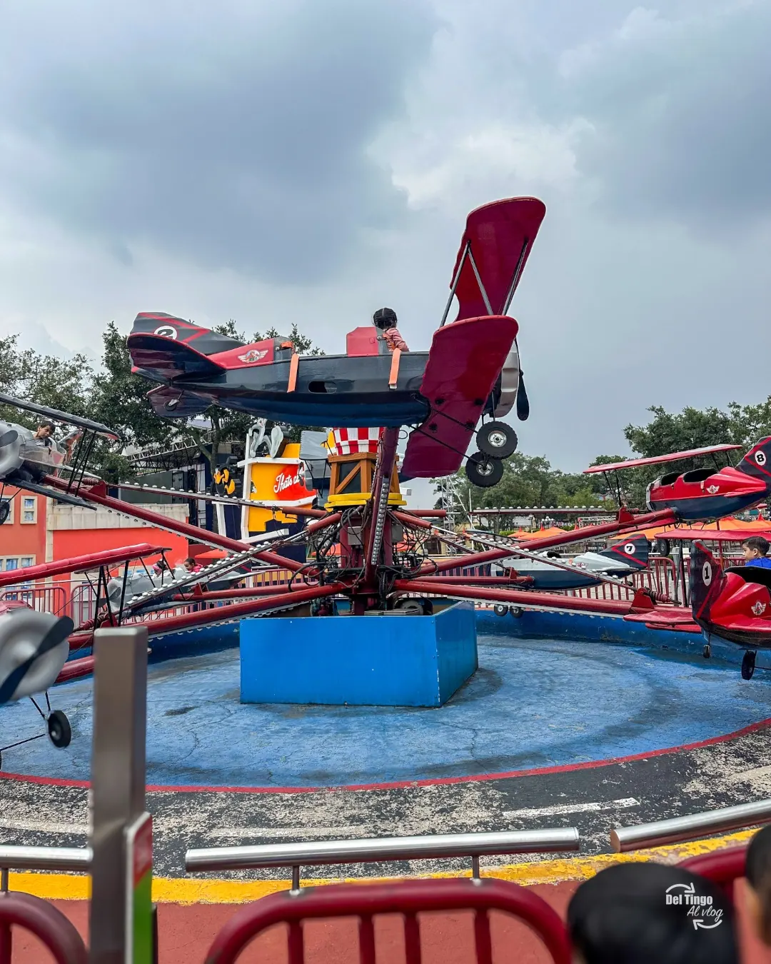 Avionetas en la zona infantil de Six Flags México