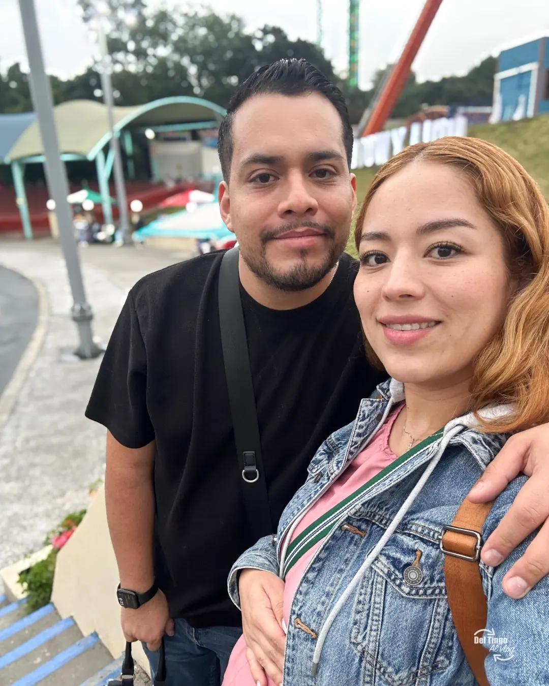 Pabel y Rebe durante la visita a Six Flags México; imagen de contexto