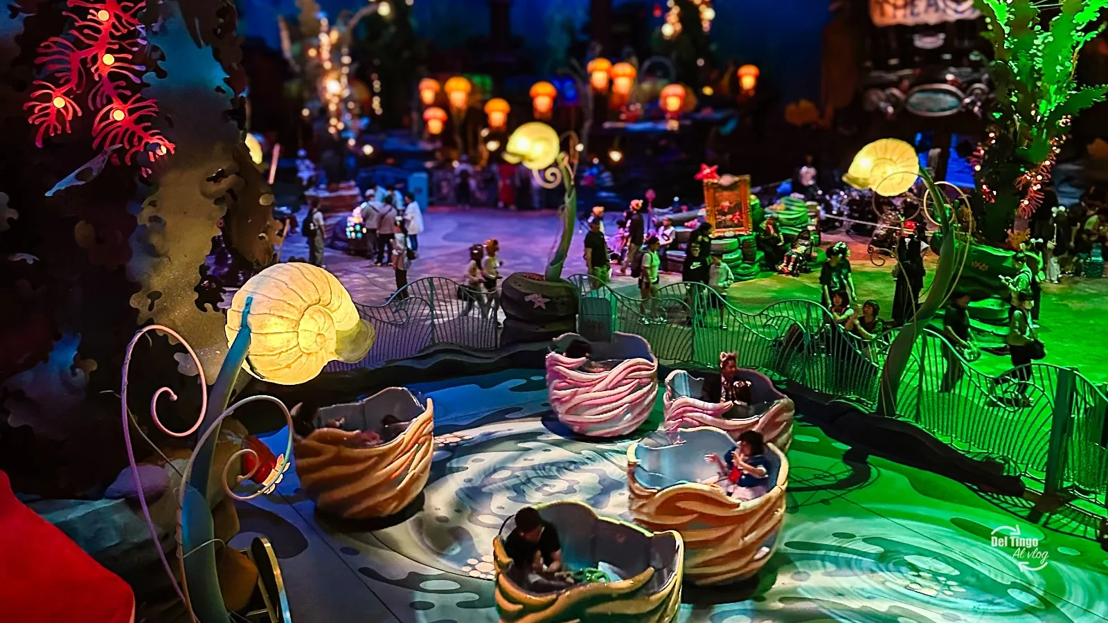 Dentro de Triton's Kingdom: paredes submarinas iluminadas donde los niños se quedan jugando sin fila ni prisa