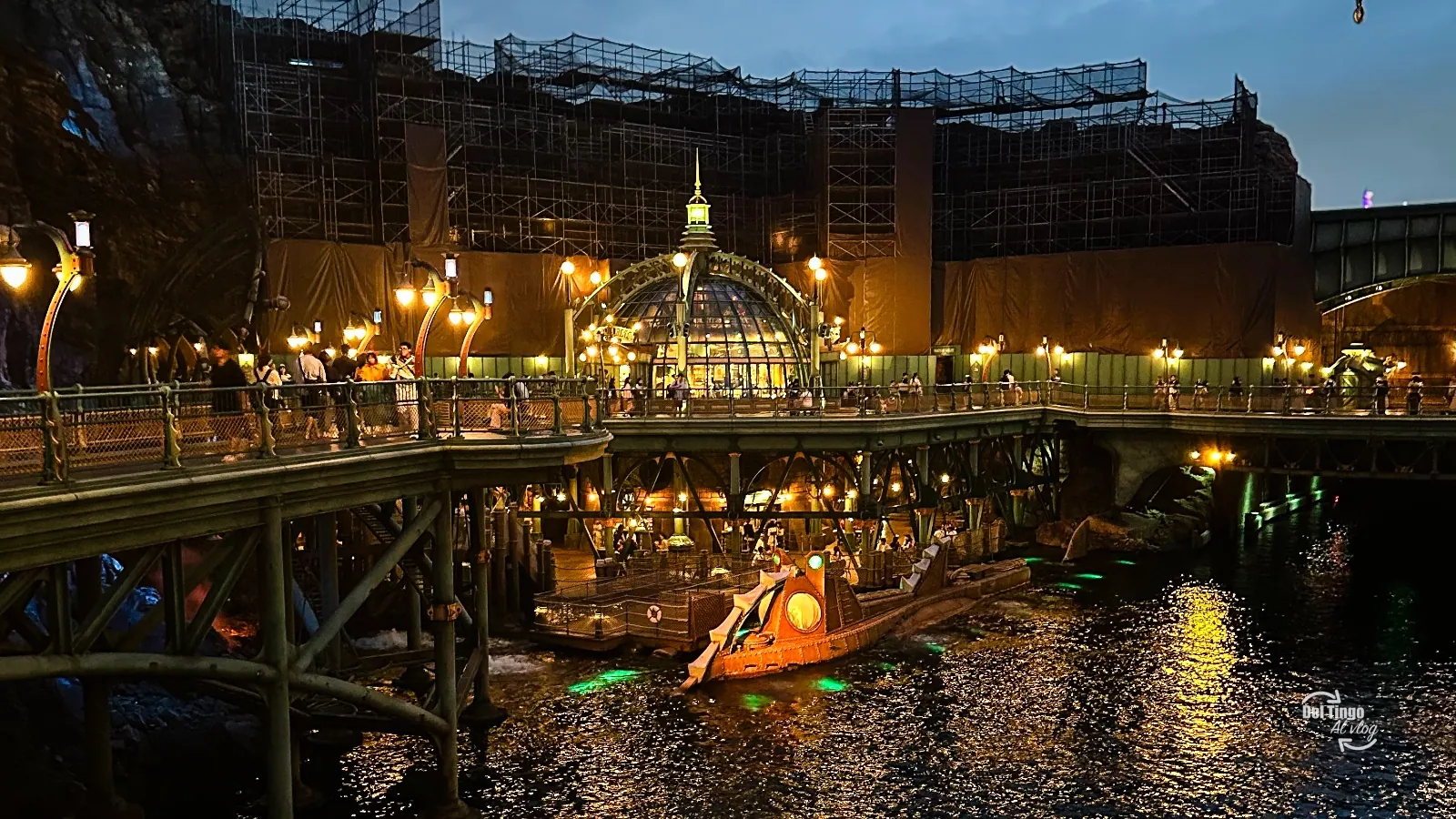 El parque encendido de noche: la misma zona que de día se ve tranquila cambia por completo de atmósfera