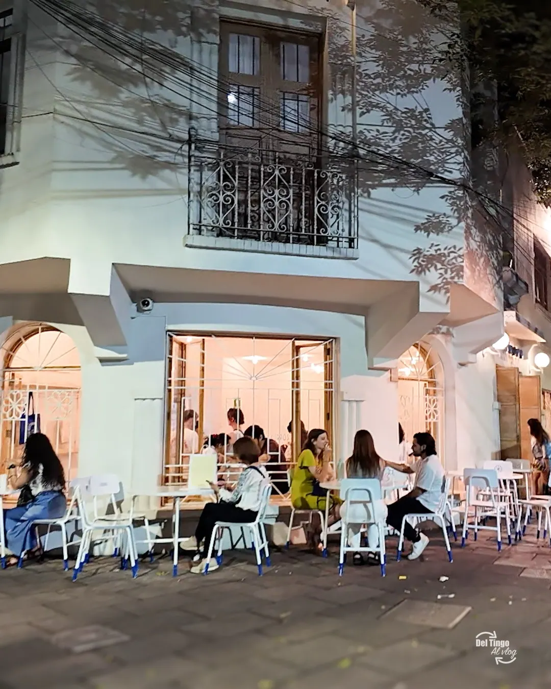 Una terraza iluminada de La Condesa al final del día.