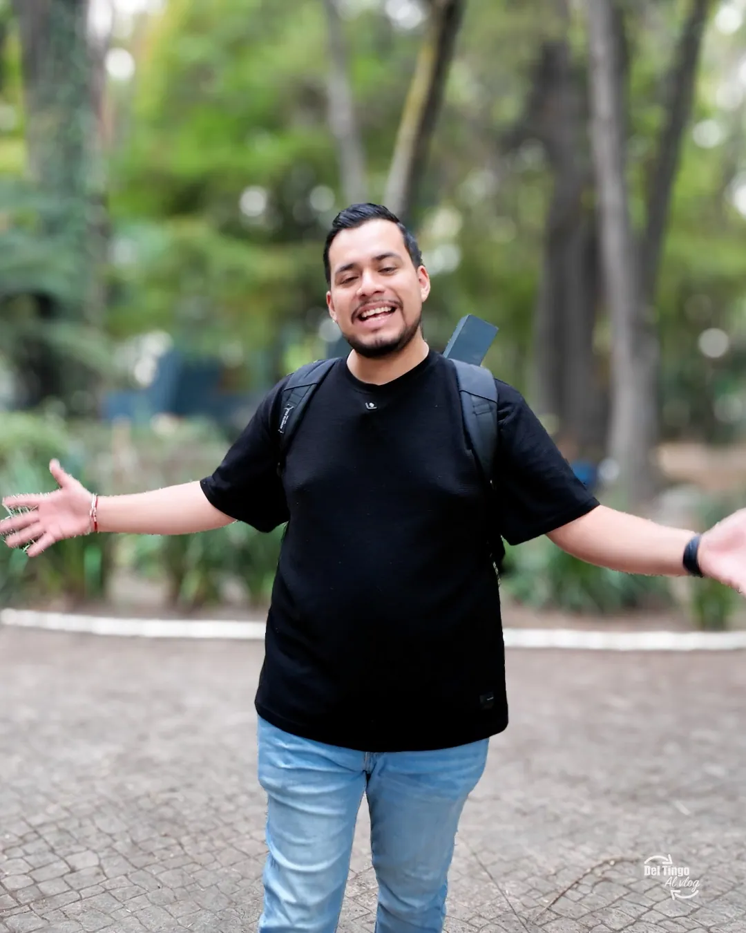 Pabel en una zona arbolada de Parque México; no aparece Sebastián en esta fotografía.
