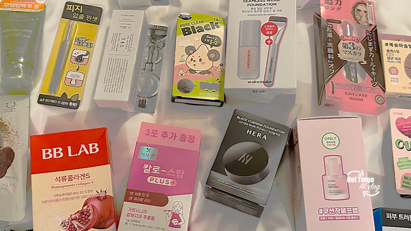 Selección de productos coreanos de Olive Young dispuestos sobre una superficie clara: BB Lab Pomegranate Collagen, Hera Black Cushion Foundation, wakemake Seamless Wear Foundation, Pore Clean Black y otros artículos de K-beauty