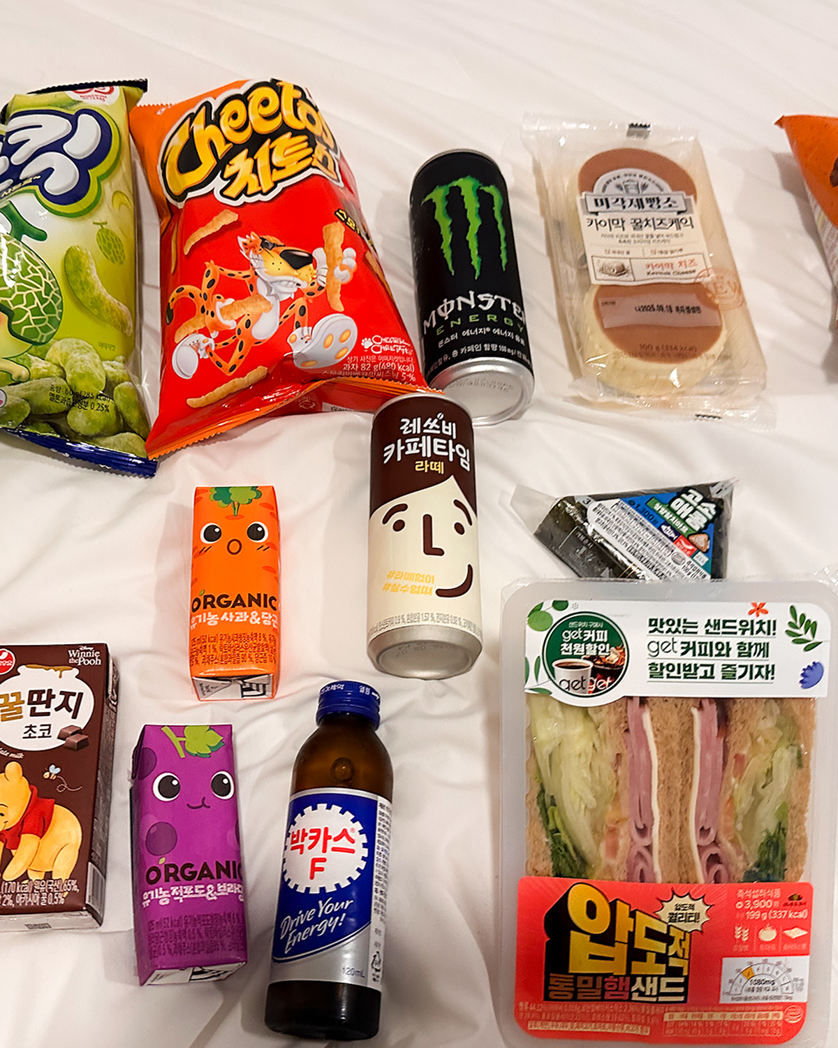 Snacks, bebidas, sandwich y productos curiosos comprados en un 7-Eleven de Corea del Sur