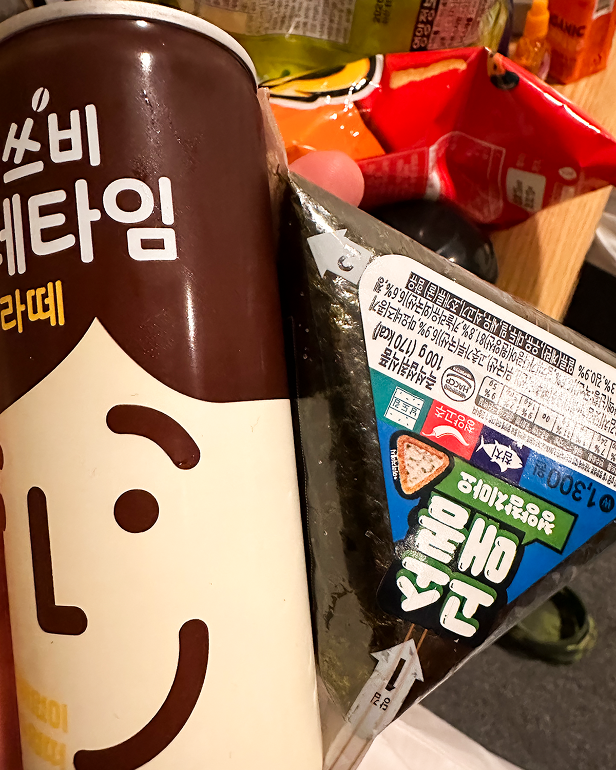 Bebida coreana y triángulo de arroz de tienda de conveniencia en Corea del Sur