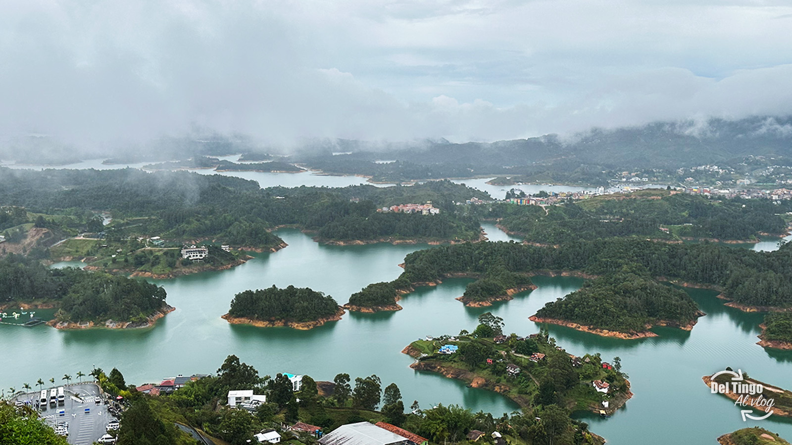 Guatapé desde Medellín en familia: nuestra experiencia subiendo La Piedra del Peñol con tour